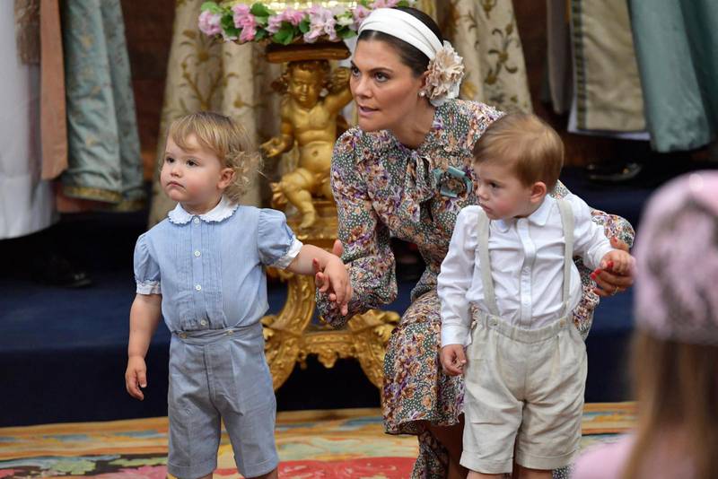 Kronprinnsessan Victoria håller koll på brorsonen Prins Alexander och yngste sonen prins Oscar under dopgudstjänsten för prinsessan Adrienne.