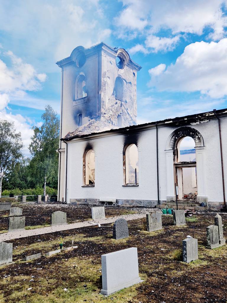 Vid lunchtid lördagen den 3 september började det brinna i Viås-Sjösås nya kyrka. Branden var omfattande och kyrkan är totalförstörd.