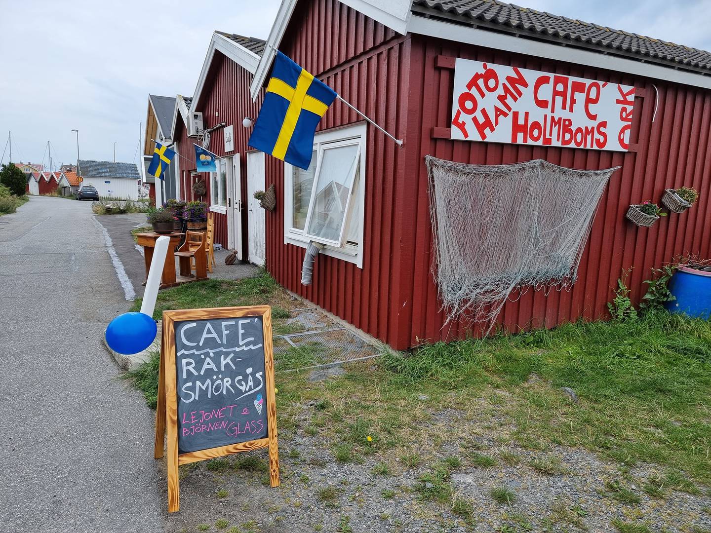 Vid Fotö hamn ligger Thomas café.