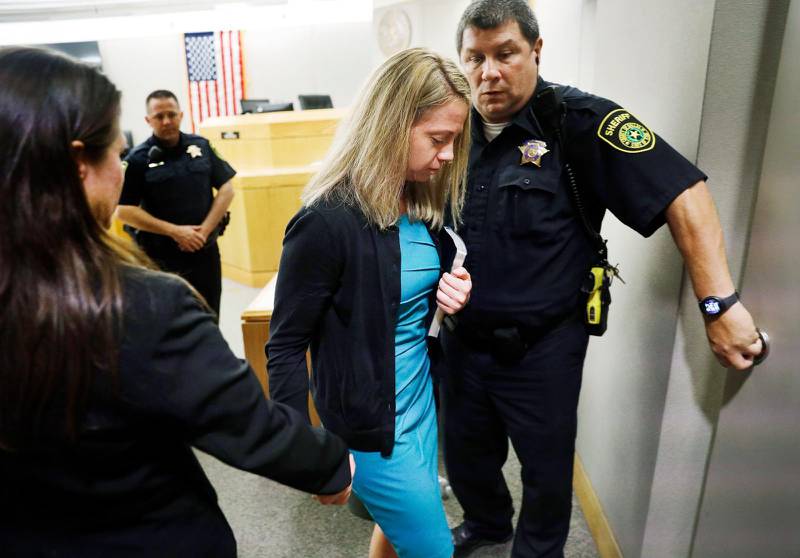 Den dömda polisen Amber Guyger på väg ut ur rättssalen med Bibeln under armen. Guyger dömdes till tio års fängelse för att ha skjutit en granne till döds.