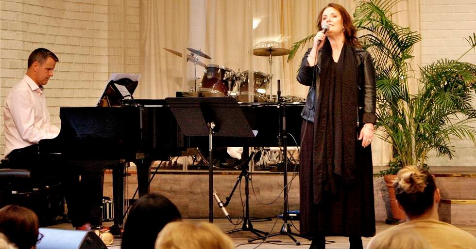 Louise Bjurling sjunger i Aspnäskyrkan, Jakobsberg, ackompanjerad av Kjell Bjurling på piano.