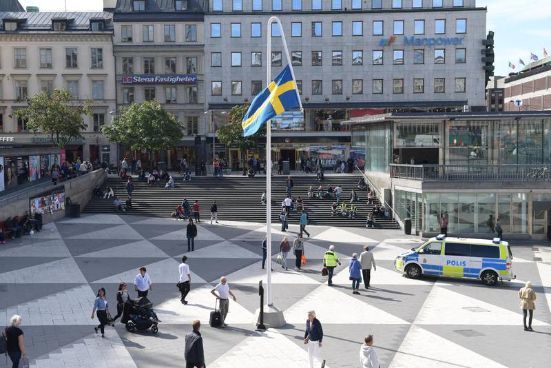 Kulturhuset Stadsteatern ställer ut konstnären Mattias Norströms konstverk "Du gamla, du fria" på Sergels torg i Stockholm.