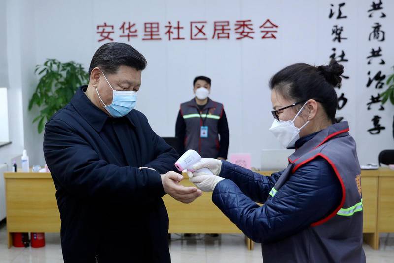 Kinas president Xi Jinping fick kontrollerat att han inte har feber när han i måndags besökte en vårdcentral och manade till ännu kraftfullare åtgärder för att hindra smittspridningen.