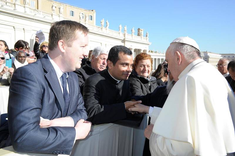 Fader Dominic, katolsk karismatik förkunnare från Indien, besöker ofta Sverige. Här hälsar han på påven vid ett besök i Rom.