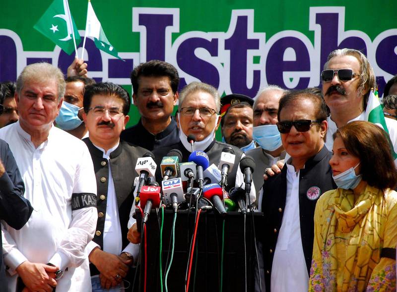 Pakistans president Arif Alvi, i mitten på bilden, delar ut utmärkelsen till Wenny Lekardal.