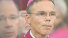 Blingbiskop flyttar till hyresrätt