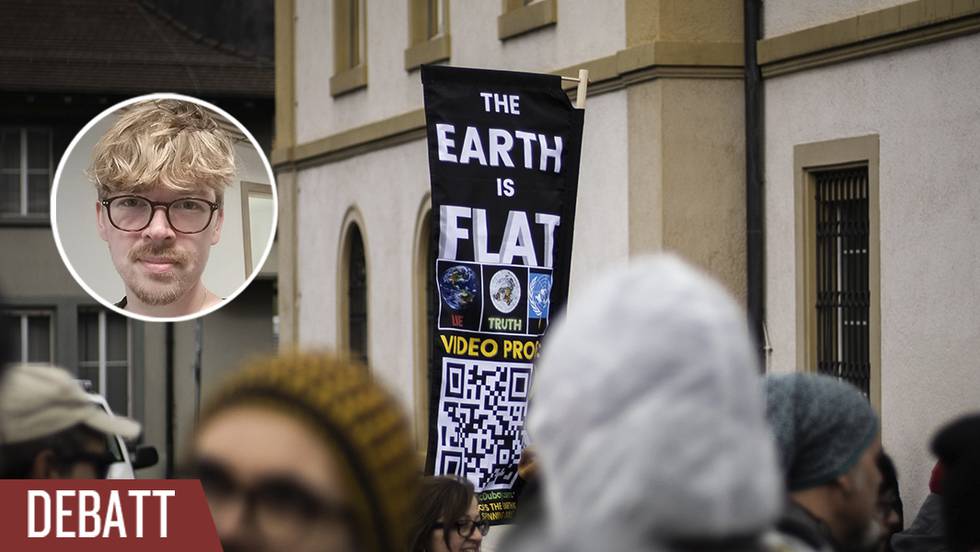 En folksamling demonstrerar mot coronarestriktioner med plakat om att jorden är platt.
