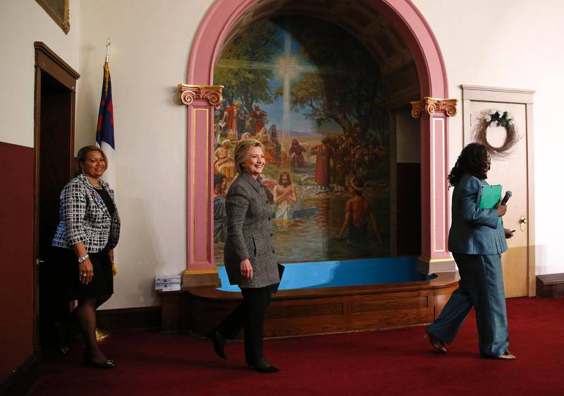 Hillary Clinton förefaller trivas völ I Tabernacle Community Baptist Church i Milwaukee, Wisconsin, där hon deltog I ett mote om vapenlagarna.