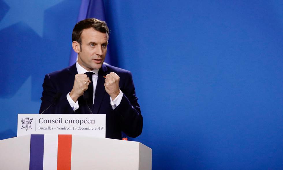 Franske presidenten Emmanuel Macron lovar hårdare tag när det gäller att skydda barn och unga från nätporr. Nätföretagen får sex månader på sig att skapa ålderskontroller – annars kommer staten att ingripa.