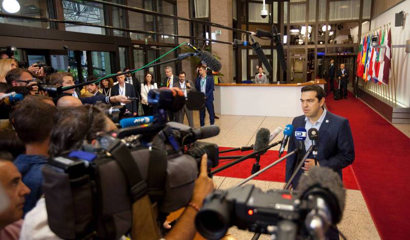 Greklands premiärminister Alexis Tsipras svarar på frågor från ett stort pressuppbåd efter att överenskommelsen offentliggjordes i går morse.