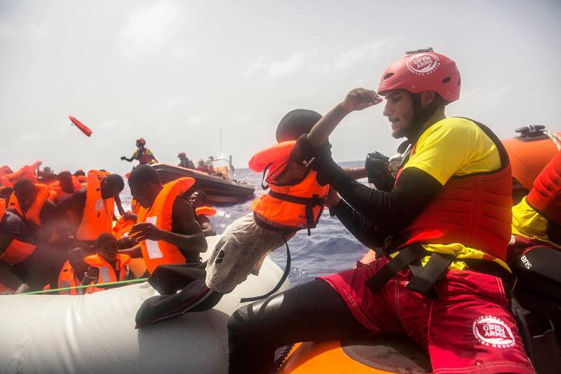 Färre flyktingar tar båtvägen till Europa men resorna har blivit allt farligare, och chanserna för den som råkar illa ut att bli räddad har minskat. Här räddas dock en båt med flyktingar utanför Libyens kust.