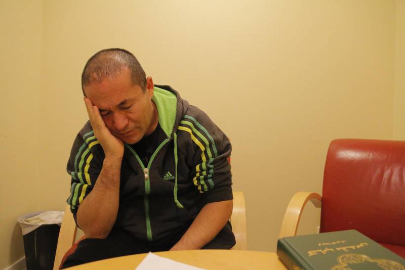 Dagen möter Hossein på förvaret i Märsta. På bordet framför honom ligger en bibel.