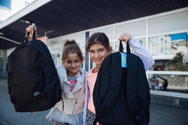 Amanda, 9 år, och Daniella, 11 år, var två av de barn i Södertälje och Märsta som fick ta emot en skolryggsäck i helgen.