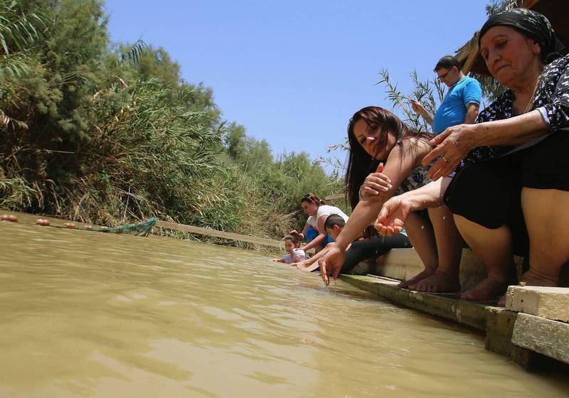 Kristna häller vatten över sig själva på dopstället på östra sidan av Jordanfloden i Jordanien – den plats som enligt Unesco tros vara Jesu ”riktiga dopplats” och som utsetts till ett världsarv.