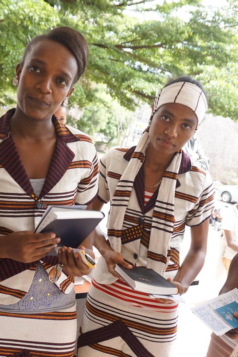 Två kvinnor med sina nya sidamabiblar. Nya testamentet har funnits på sidama sedan 1990, men det var först förra året som hela Bibeln blev klar.