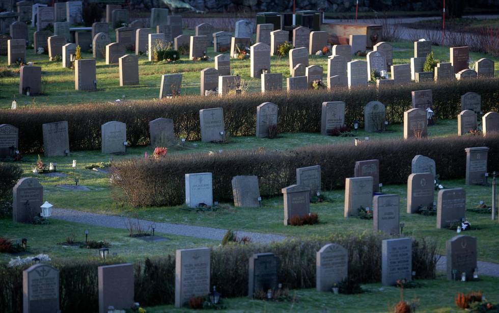 Flera förintelseöverlevare hör till de som drabbats av covid-19 i Stockholm och avlidit de senaste veckorna. Bilden visar Skogskyrkogården.