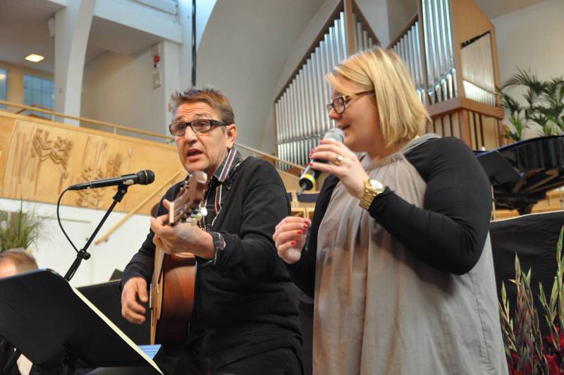 Urban Ringbäck och Hanna Lewin sjunger vid en gudstjänst.