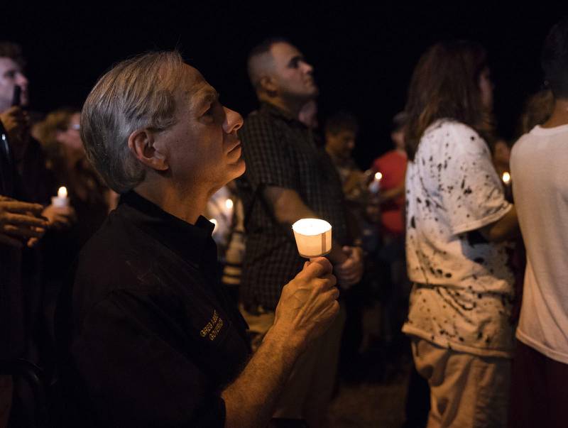 Texasguvernören Greg Abbott på ljusvakan efter mass­mordet i en kyrka i Sutherland Springs.