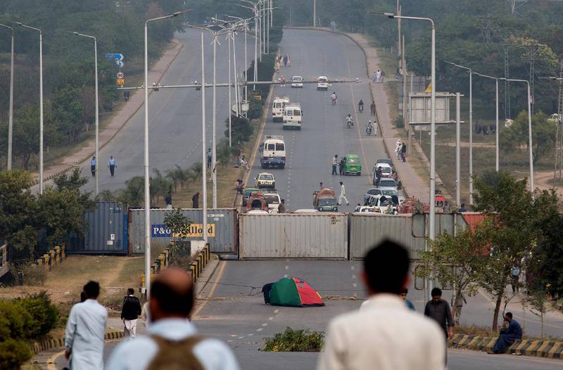 Pakistanska myndigheter placerade i veckan ut containers för att hindra protesterande från att nå huvudstaden (torsdag).