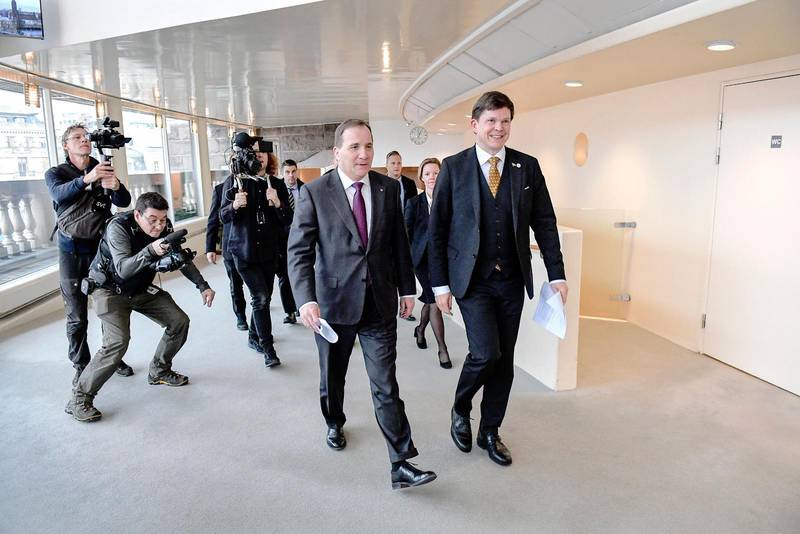 Socialdemokraternas partiledare Stefan Löfven och riksdagens talman Andreas Norlén (M) på väg till pressträffen i riksdagens presscenter i riksdagshuset.