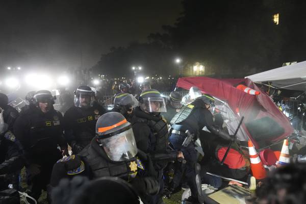 Universitetskaos: Polis tränger in på UCLA