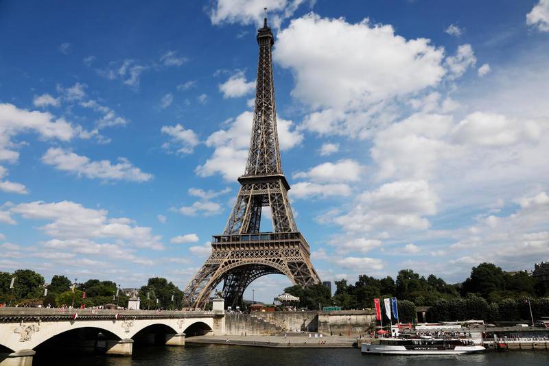Paris mest kända landmärke Eiffeltornet hålls stängt i dag. Många fruktar en våldsam helg, och UD manar svenskar i landet till försiktighet.