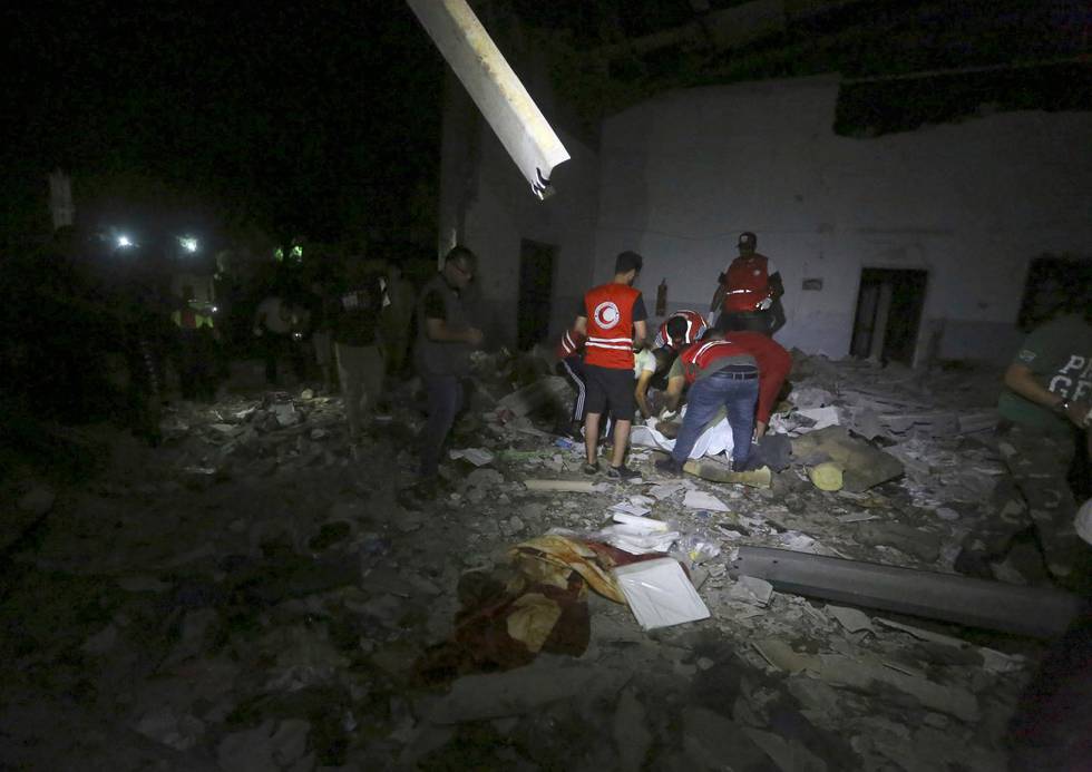 Räddningsarbetare från Röda halvmånen hittade under natten flera döda efter flygattacken i Tripoli.