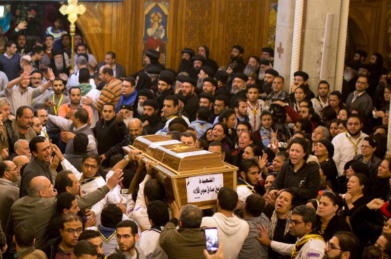 Sörjande koptiska kristna när Nermin Sadek, ett av offren vid terrorattentatet mot kyrkan Mar Mina, begravs.
