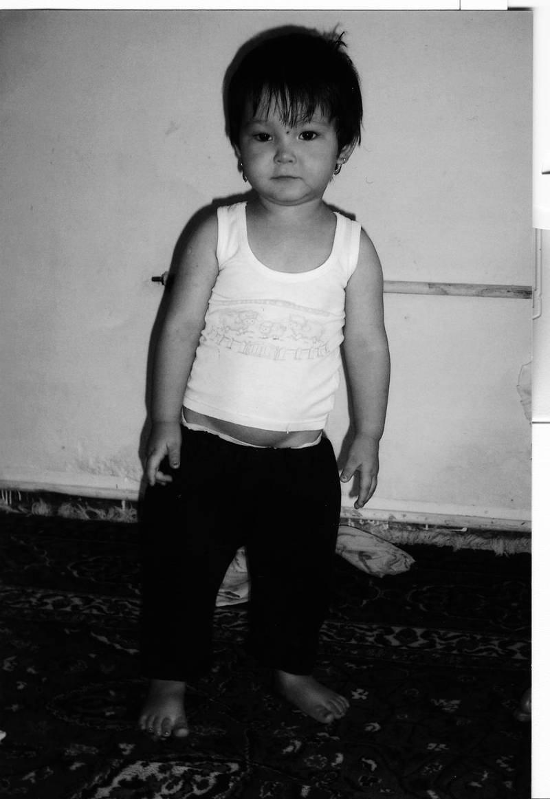 Nazanin Nouri som liten flicka. Hon var bara tre år när hon lämnade sitt hemland Afghanistan tillsammans med sina föräldrar och två bröder.