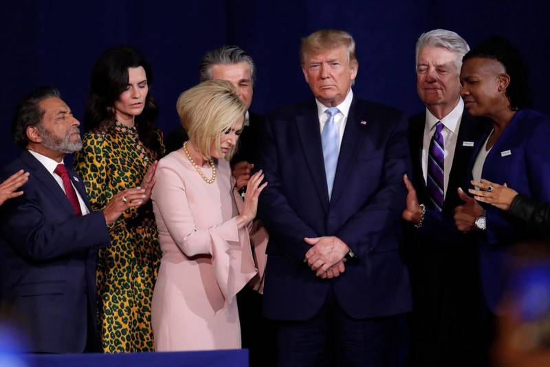 Donald Trump får förbön då han deltog i ett stort evangelikalt evenemang i Florida.