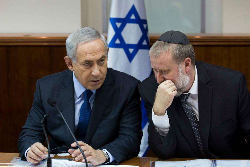 Israels premiärminister Benjamin Netanyahu tillsammans med Avichai Mandelblit 2015 då Mandelblit var kabinettsekreterare i regeringen. Nu är han chefsåklagare och meddelade på torsdagen att han ämnar åtala Netanyau på flera åtalspunkter, bland annat mutbrott och bedrägeri.