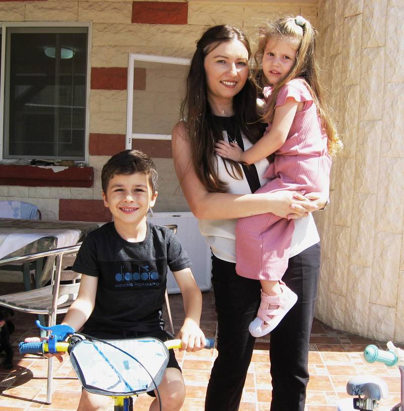 Vala Digilov med sonen Imri, 5, och dottern Romi, 3.
