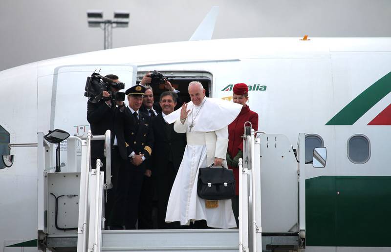 Påven vinkar avsked innan han lämnar Sverige.