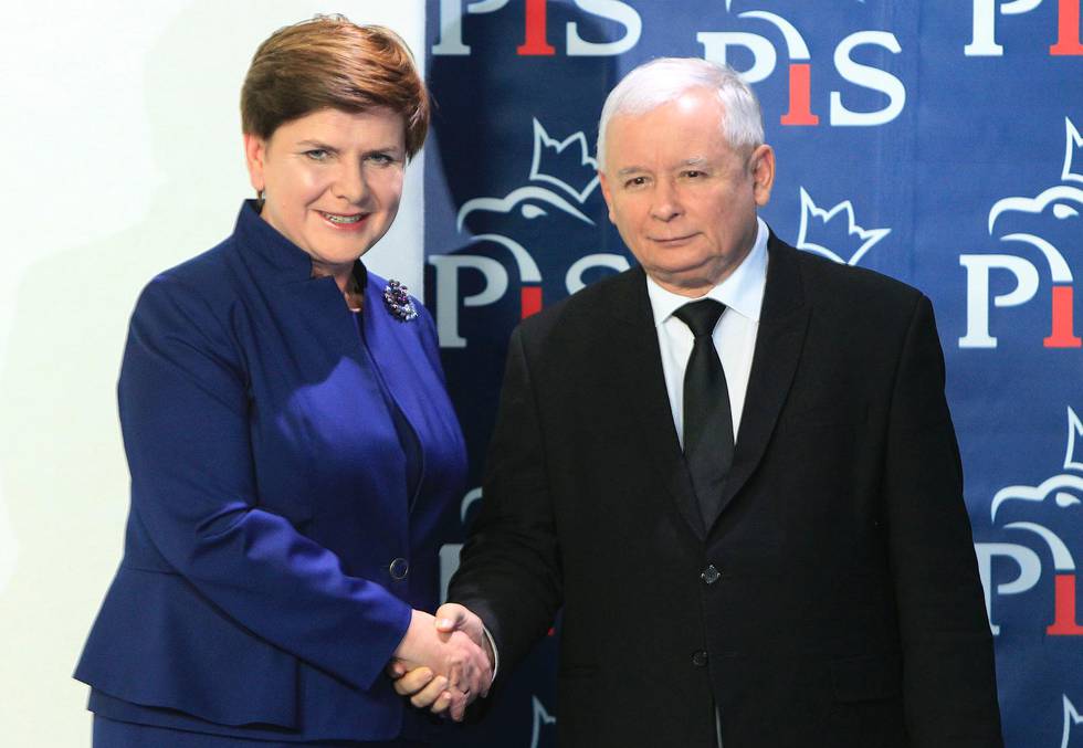 Polens premiärminister, Beata Szydlo, till vänster, och Jaroslaw Kaczynski partiledare för ultrakonservativa Lag och Rättvisa.