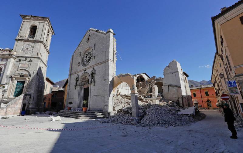 Stor förödelse. Benedictus-basilikan i Norcia är nästan helt förstörd efter jordskalvet i söndags morse. Den byggdes på 1300-talet och är ett pilgrimsmål eftersom staden antas vara klostergrundaren Benedictus födelseplats.