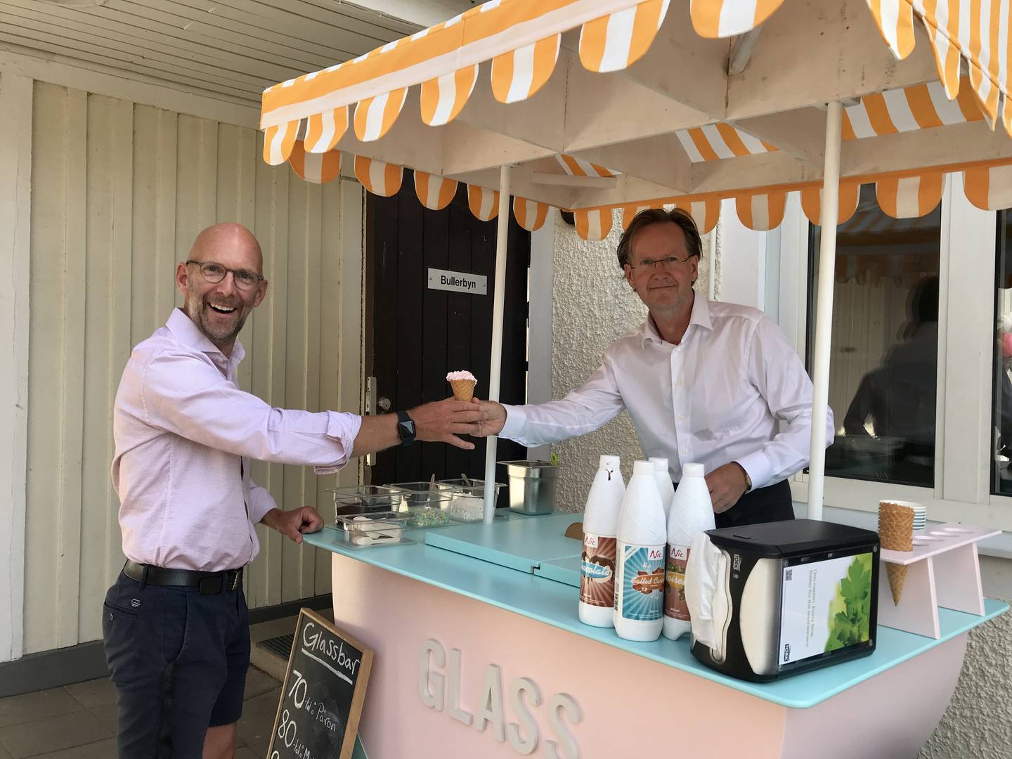 Mariannelunds folkhögskolas ordförande, tillika pastor i Pingskyrkan i Eksjö, Mattias Gustavsson får glass av skolans rektor Samuel Klintefelt.