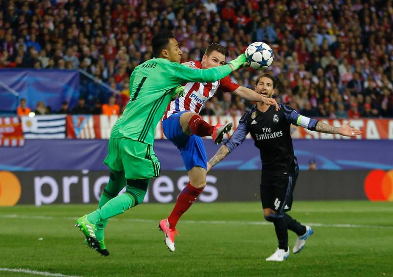 Real Madrids målvakt Keylor Navas avvärjer en situation i semifinalen i årets Champions League mot Atletico Madrid. Real Medrid vann dubbelmötet och spelar i kväll final mot italienska Juventus.
