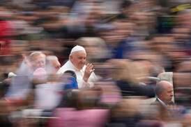 Mer kvinnlig makt i Vatikanen – präster emot