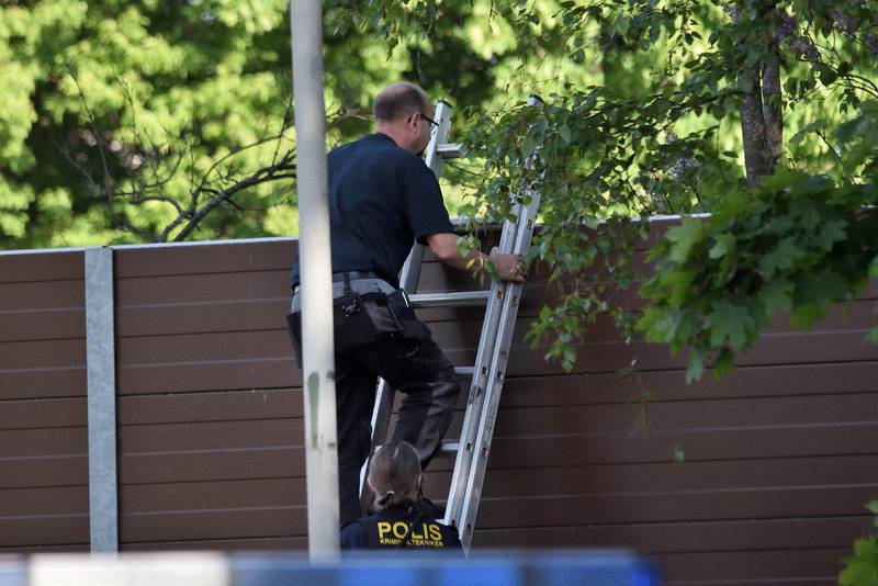 Polisens tekniker på plats i Hjärsta i Örebro efter att en privatperson funnit en död kropp lördag eftermiddag.