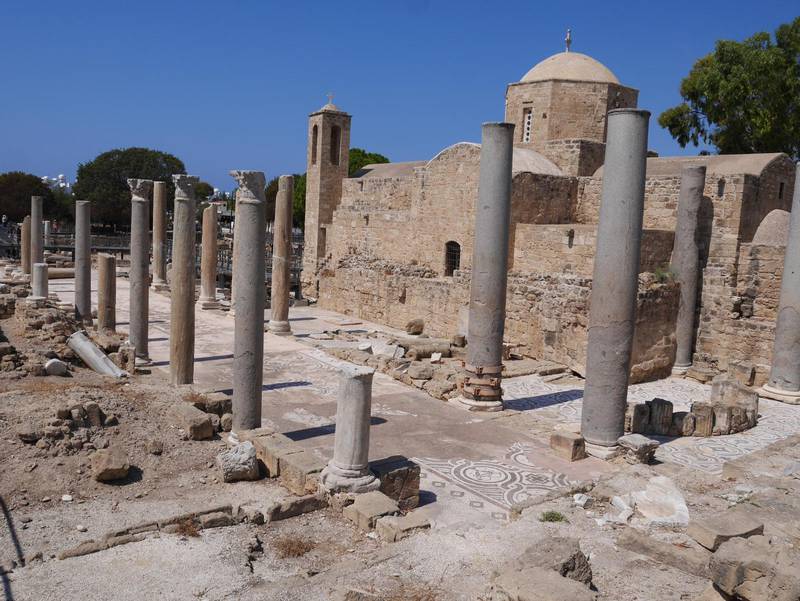 Två mil väster om Limassol ligger Kourion. Där kan man bland annat se en tidig kristen basilika.