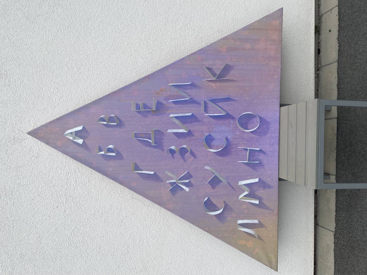 Janeric Johanssons verk "Alfa och Omega" med kyrilliska bokstäver finns i Hyllie Park kyrkan i Malmö.