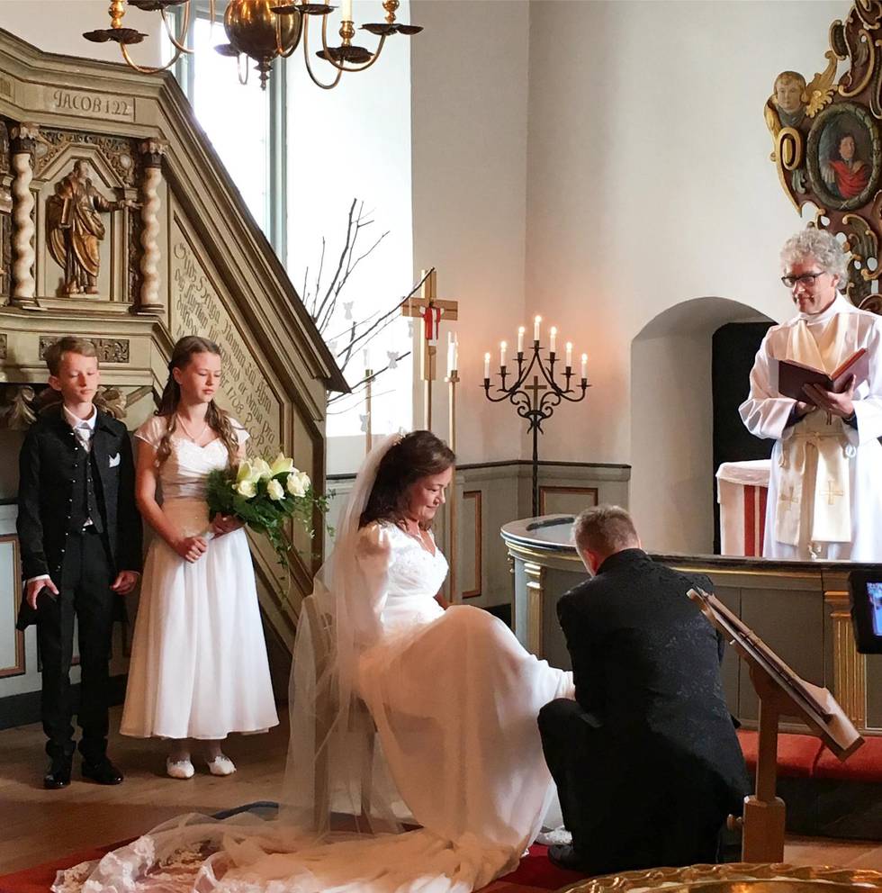 På lördagen gifte sig Lena Maria Klingvall och Patrik Vendelius i Barnarps kyrka.