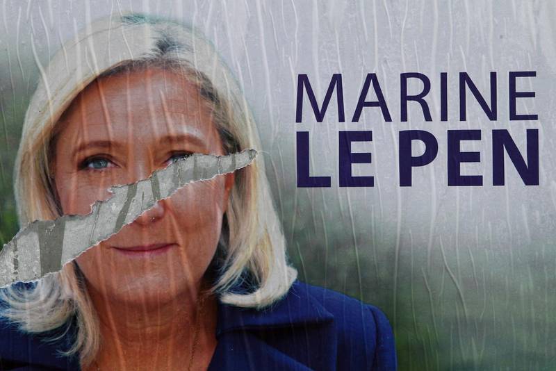 Marine Le Pen, som är partiledare i det högerpopulistiska Front National, kan hävda att hon är sekularismens försvarare. Udden är då riktad mot muslimer.