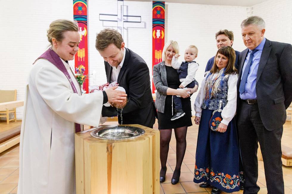 Ett barn döps. Synen på dopet har förändrats konstaterar Svenska Kyrkan i rapporten ”Dop i förändring”.
