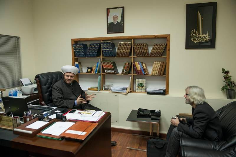 Erik Hillestad träffade sunnimuslimska Hassan Moraib både på hans kontor och i en moské där inspelningen gjordes.