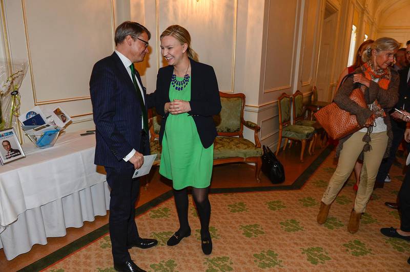 Efterträdaren Ebba Busch Thor grattar Kristdemokraternas avgående partiledare Göran Hägglund som tackas av i riksdagen.