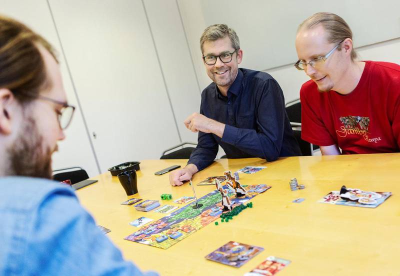 Oskar Hannler, Jacob Zetterman och Jakob Ihfongård från Dagen testar spelet King of New York.