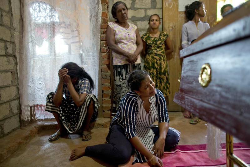 Släktingar sörjer vid 12-åriga Sneha Savindis kista - en av dem som dog i dådet mot St. Sebastian Church, norr om Colombo.