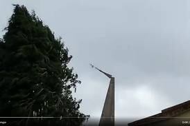 Brittisk kyrka blev av med tornspira i storm