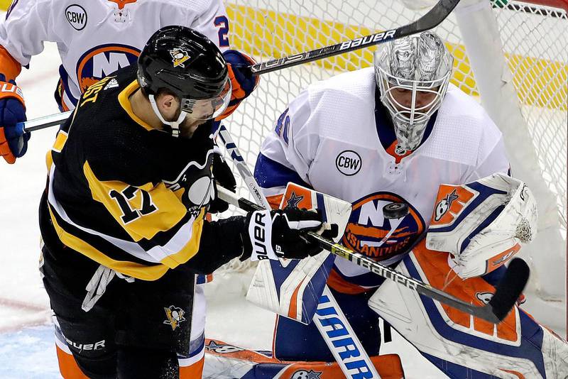 Robin Lehner i en slutspelsmatch för New York Islanders mot Pittsburgh Penguins i april. Brian Rust försöker få pucken förbi Lehner som dock fredar sitt mål.